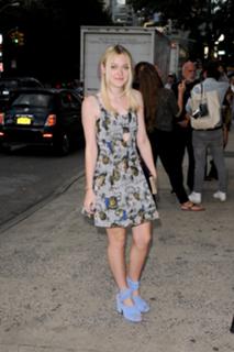 Dakota Fanning feet photo thumbnail
