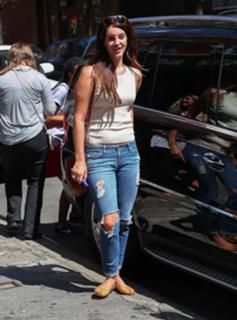 Lana Del Rey feet photo thumbnail