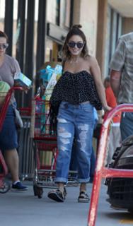 Vanessa Hudgens feet photo thumbnail