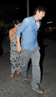 Mila Kunis feet photo thumbnail