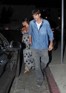 Mila Kunis feet photo thumbnail