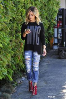 Ashley Tisdale feet photo thumbnail