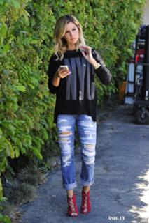 Ashley Tisdale feet photo thumbnail