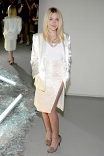 Dakota Fanning feet photo thumbnail