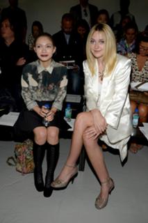 Dakota Fanning feet photo thumbnail