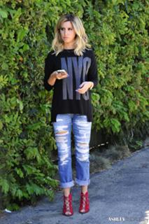 Ashley Tisdale feet photo thumbnail