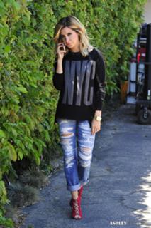 Ashley Tisdale feet photo thumbnail