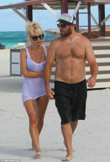 Pamela Anderson feet photo thumbnail