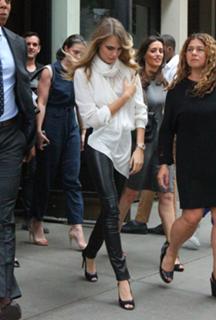 Cara Delevingne feet photo thumbnail