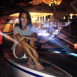 Anna Safroncik feet photo thumbnail