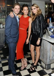 Cara Delevingne feet photo thumbnail