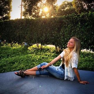 Justine Ezarik feet photo thumbnail