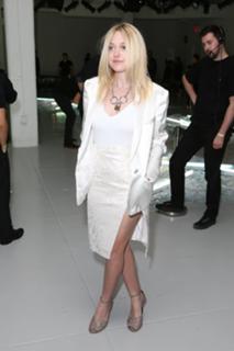 Dakota Fanning feet photo thumbnail