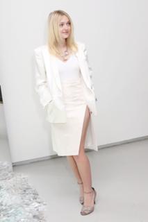 Dakota Fanning feet photo thumbnail
