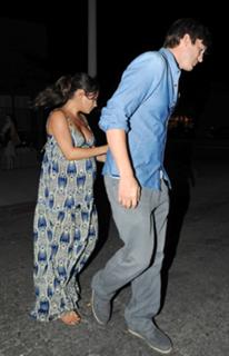 Mila Kunis feet photo thumbnail