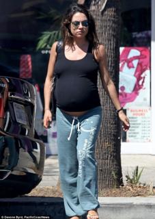 Mila Kunis feet photo thumbnail