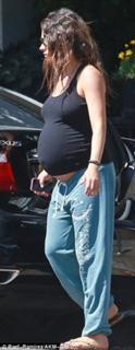 Mila Kunis feet photo thumbnail