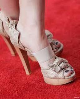 Rooney Mara feet photo thumbnail