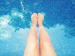 Rosie Huntington-Whiteley feet photo thumbnail