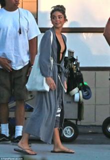 Sarah Hyland feet photo thumbnail