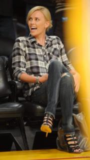 Charlize Theron feet photo thumbnail