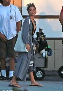 Sarah Hyland feet photo thumbnail