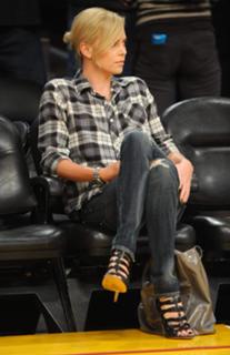 Charlize Theron feet photo thumbnail