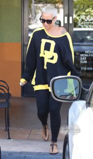 Amber Rose feet photo thumbnail