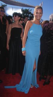 Sarah Michelle Gellar feet photo thumbnail