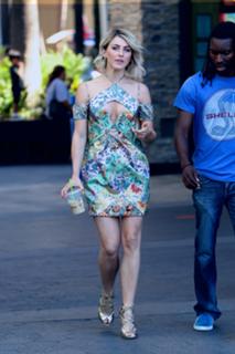 Julianne Hough feet photo thumbnail