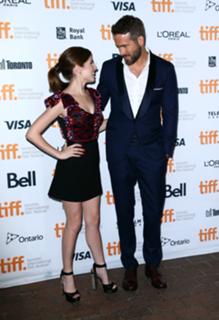 Anna Kendrick feet photo thumbnail