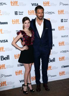 Anna Kendrick feet photo thumbnail