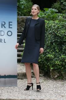 Rosamund Pike feet photo thumbnail
