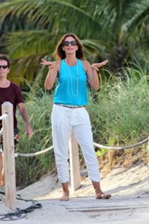 Cindy Crawford feet photo thumbnail