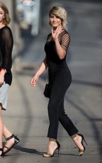 Julianne Hough feet photo thumbnail