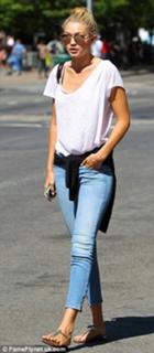 Gigi Hadid feet photo thumbnail