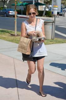 Sarah Michelle Gellar feet photo thumbnail