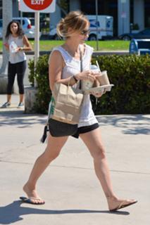 Sarah Michelle Gellar feet photo thumbnail