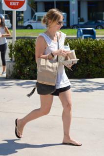 Sarah Michelle Gellar feet photo thumbnail