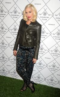 Gwen Stefani feet photo thumbnail
