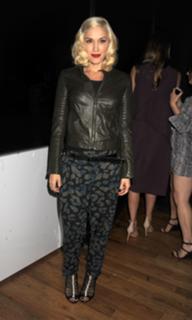 Gwen Stefani feet photo thumbnail