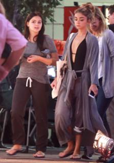 Sarah Hyland feet photo thumbnail