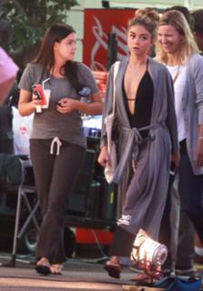 Sarah Hyland feet photo thumbnail