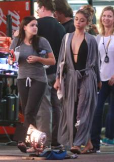 Sarah Hyland feet photo thumbnail