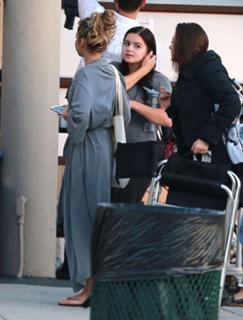 Sarah Hyland feet photo thumbnail