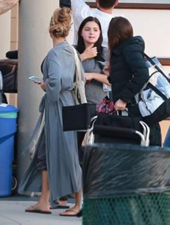 Sarah Hyland feet photo thumbnail