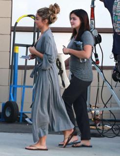 Sarah Hyland feet photo thumbnail