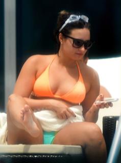 Demi Lovato feet photo thumbnail