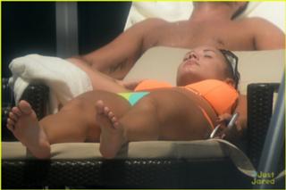 Demi Lovato feet photo thumbnail