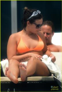 Demi Lovato feet photo thumbnail